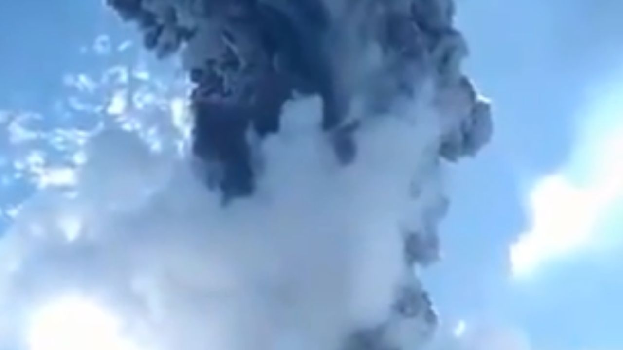 Com nuvens quentes e gás venenoso, vulcão em erupção desespera pessoas na Indonésia