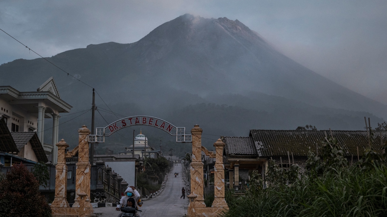 Vulcão Merapi entra em erupção na Indonésia