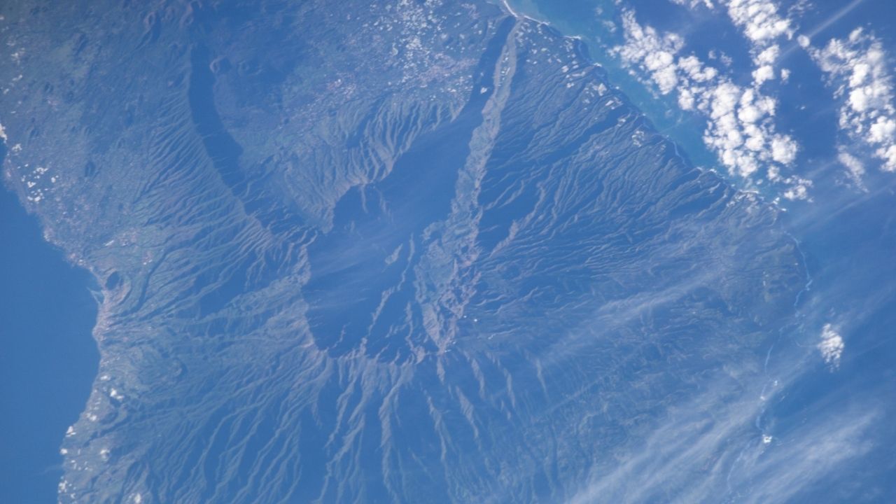 Vulcão que poderia gerar tsunami na costa brasileira entra em atividade