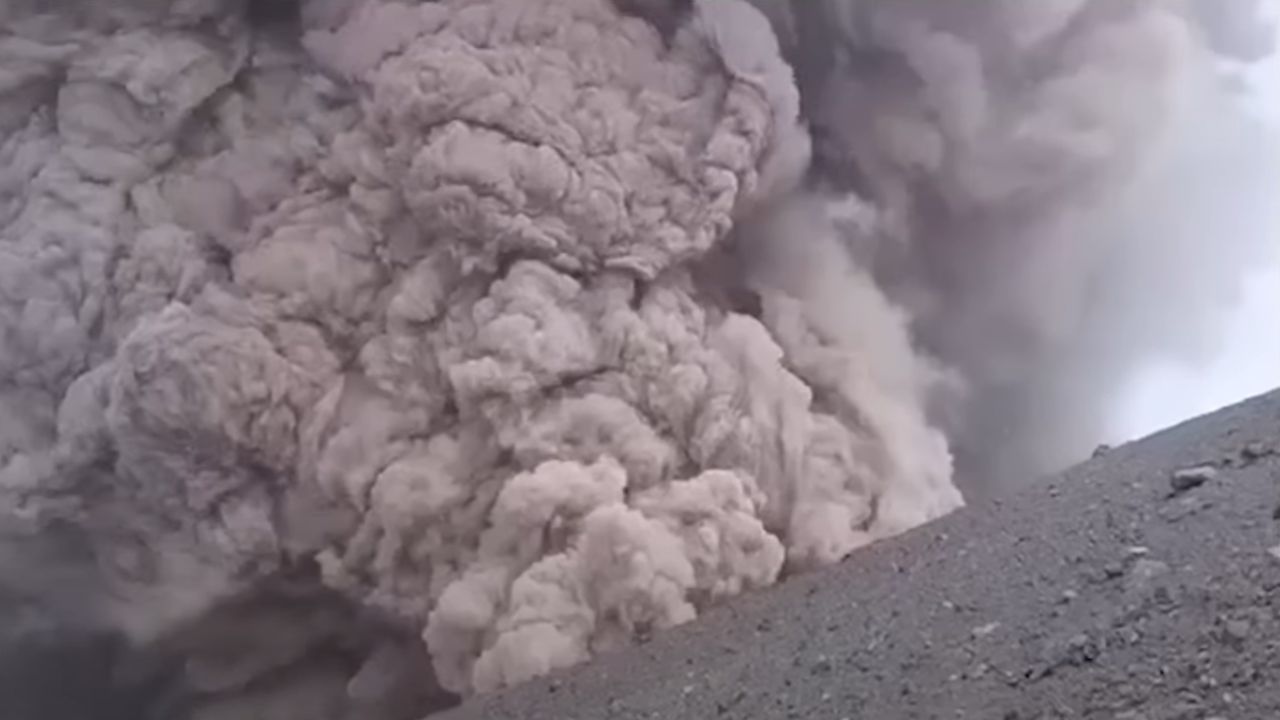 Erupção ao vivo: Vídeo registra reação de guia liderando expedição em vulcão