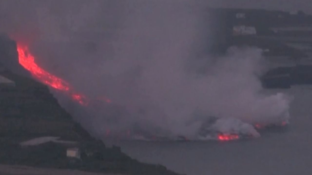 Lava do vulcão Cumbre Vieja entra em contato com águas do mar