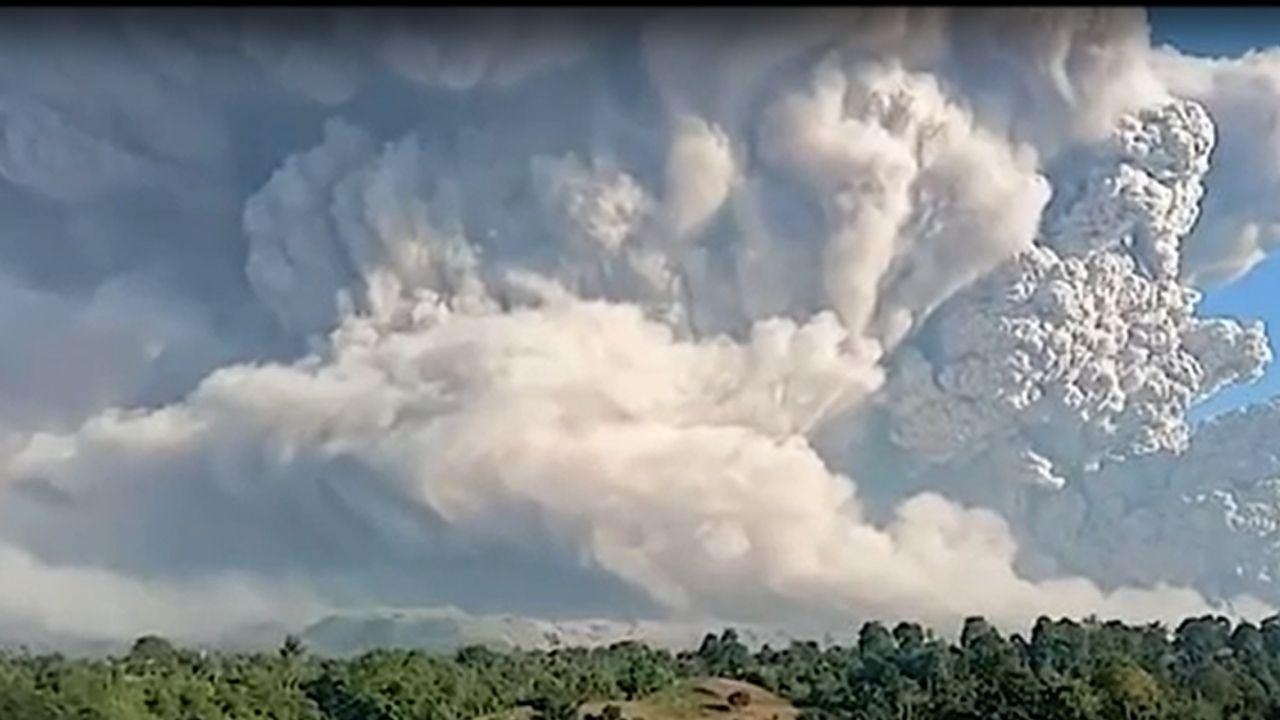 Na Indonésia, vulcão Sinabung entra em erupção e tem seu nível de alerta elevado