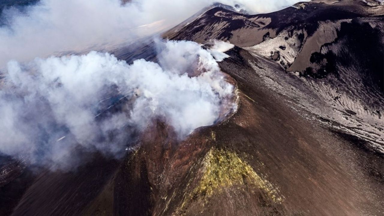Vulcão Etna lança nuvem de cinzas e fumaça na Itália