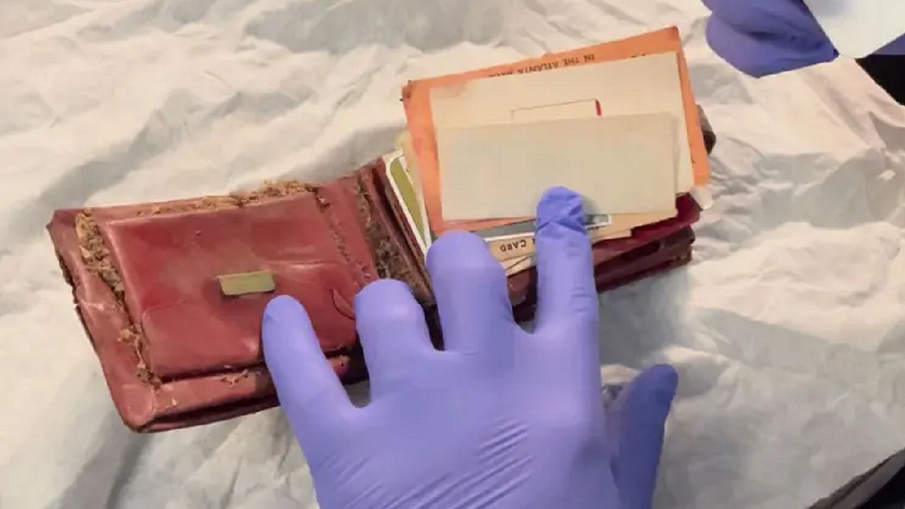 Carteira perdida há 65 anos é devolvida para família e gera comoção