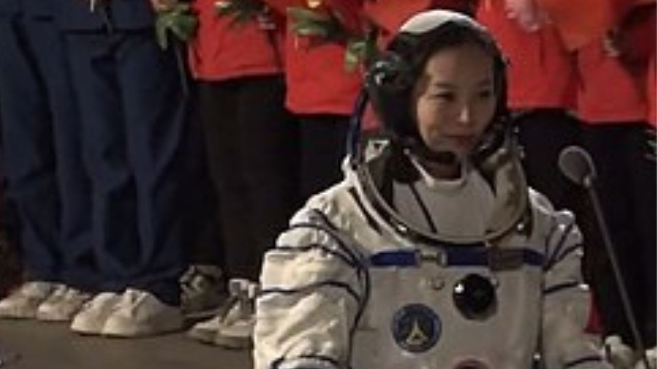 Wang Yaping se torna primeira astronauta chinesa a terminar caminhada no espaço