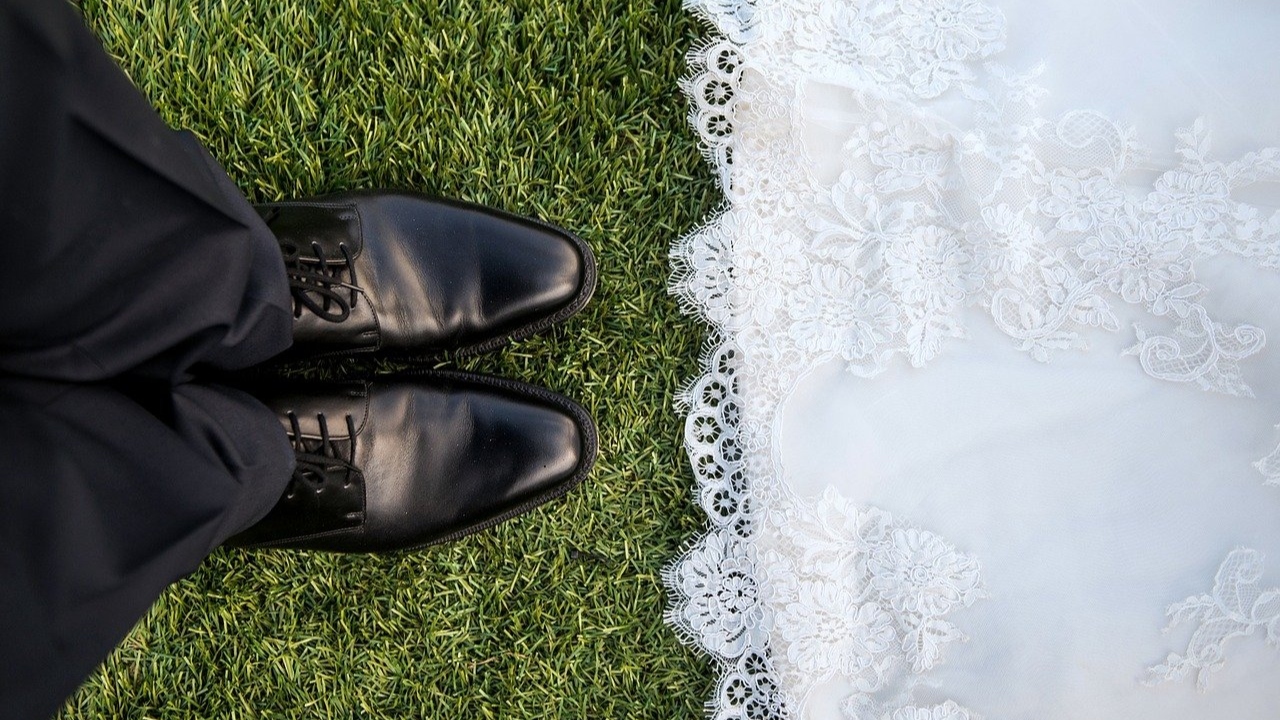 Casal decide cobrar pessoas que faltaram em cerimônia de casamento