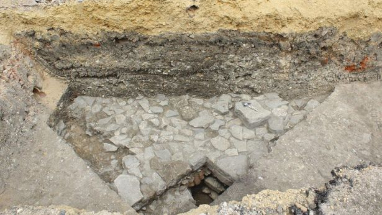 Convento medieval encontrado por acaso em estacionamento na Inglaterra