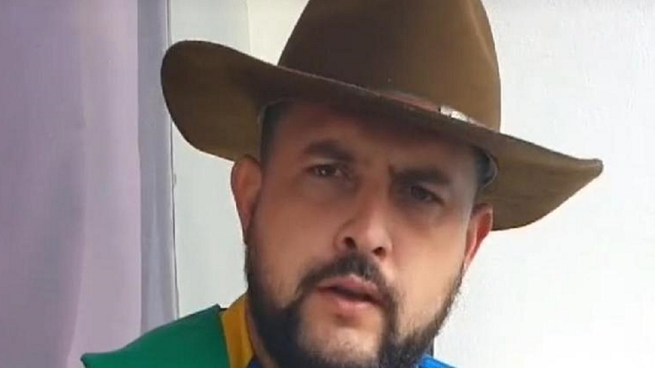 Procurado por atos antidemocráticos, Zé Trovão se entrega à Polícia Federal