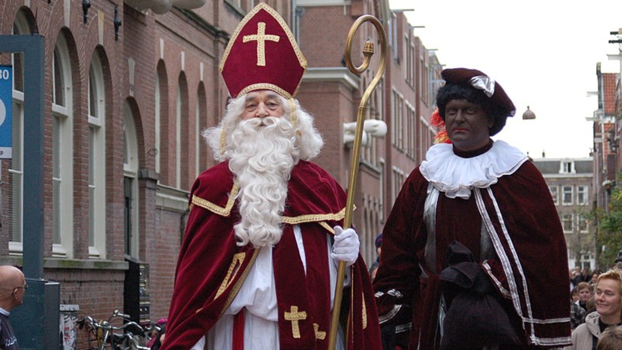 No Natal da Holanda, ajudante do Papai Noel tem como característica o blackface
