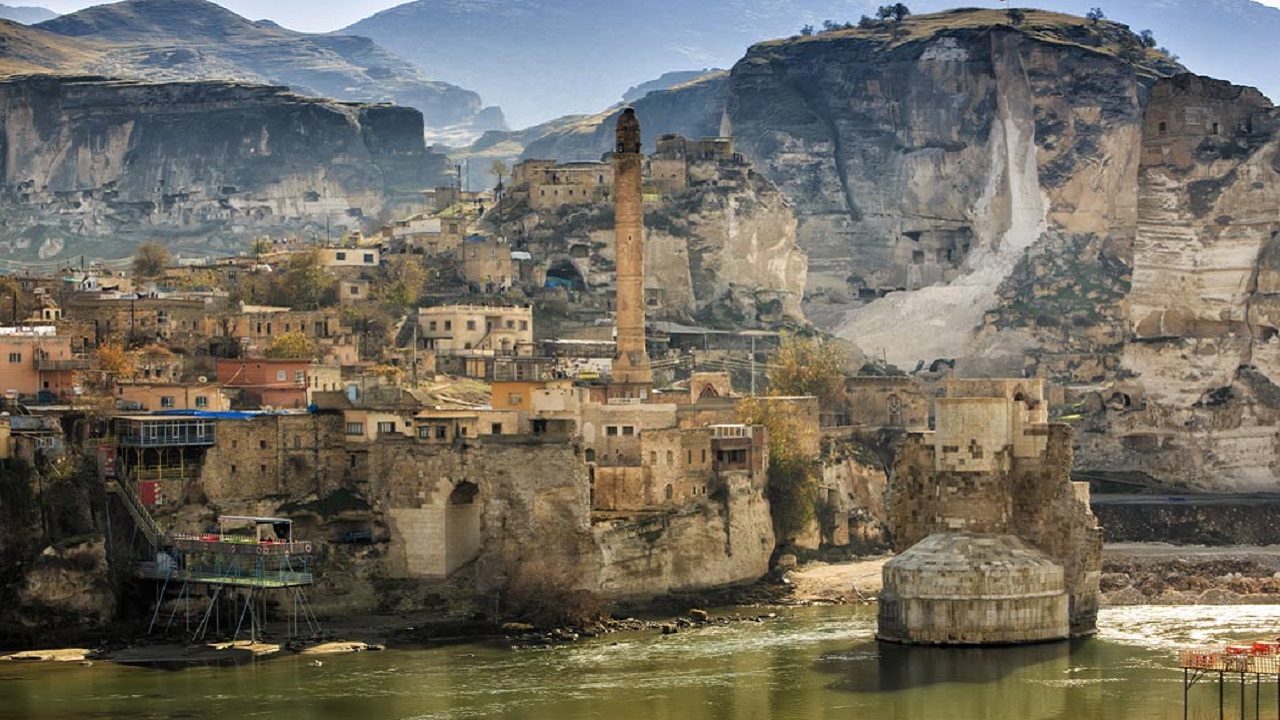 Antigo assentamento de Hasankeyf, na Turquia, será submerso como parte de um controverso projeto de barragem — apesar do protesto dos moradores