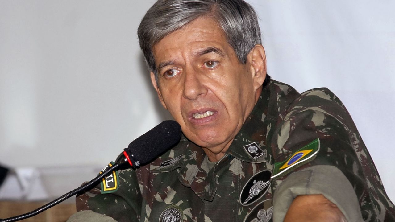 Confirmado: teste para COVID-19 de gal. Augusto Heleno deu positivo