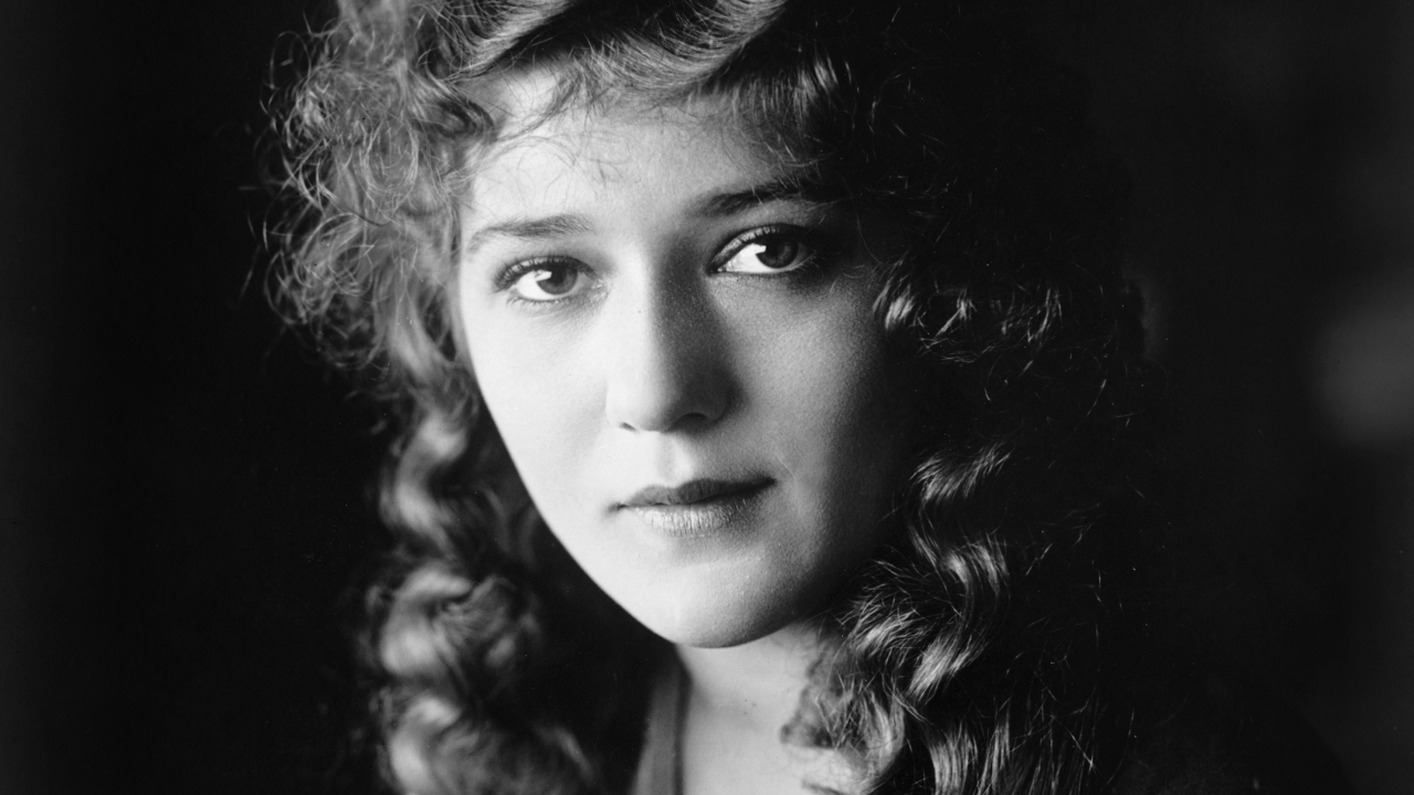 De queridinha da América ao isolamento: a brilhante e melancólica trajetória de Mary Pickford