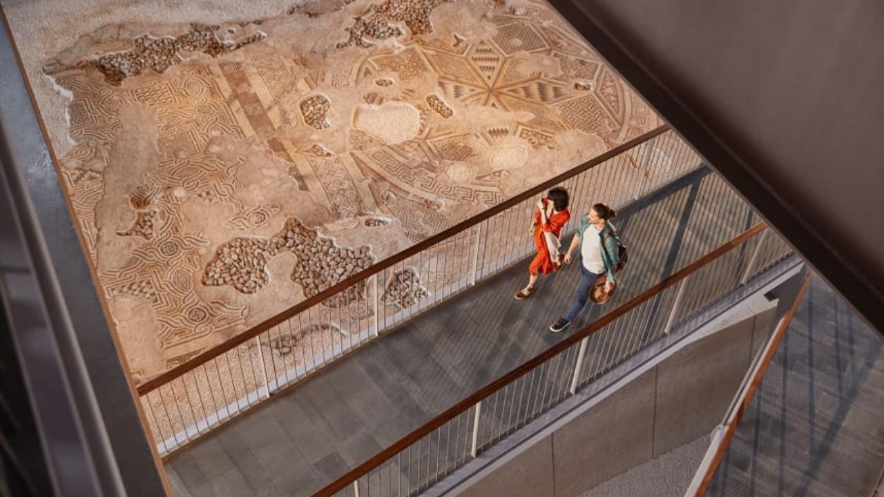 23 séculos de história: o hotel turco que foi construído em meio a incríveis ruínas arqueológicas