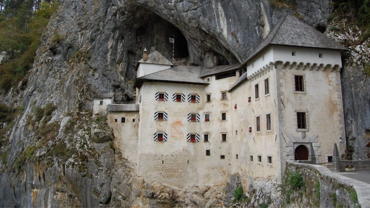 Predjama: conheça o castelo que foi construído em uma caverna