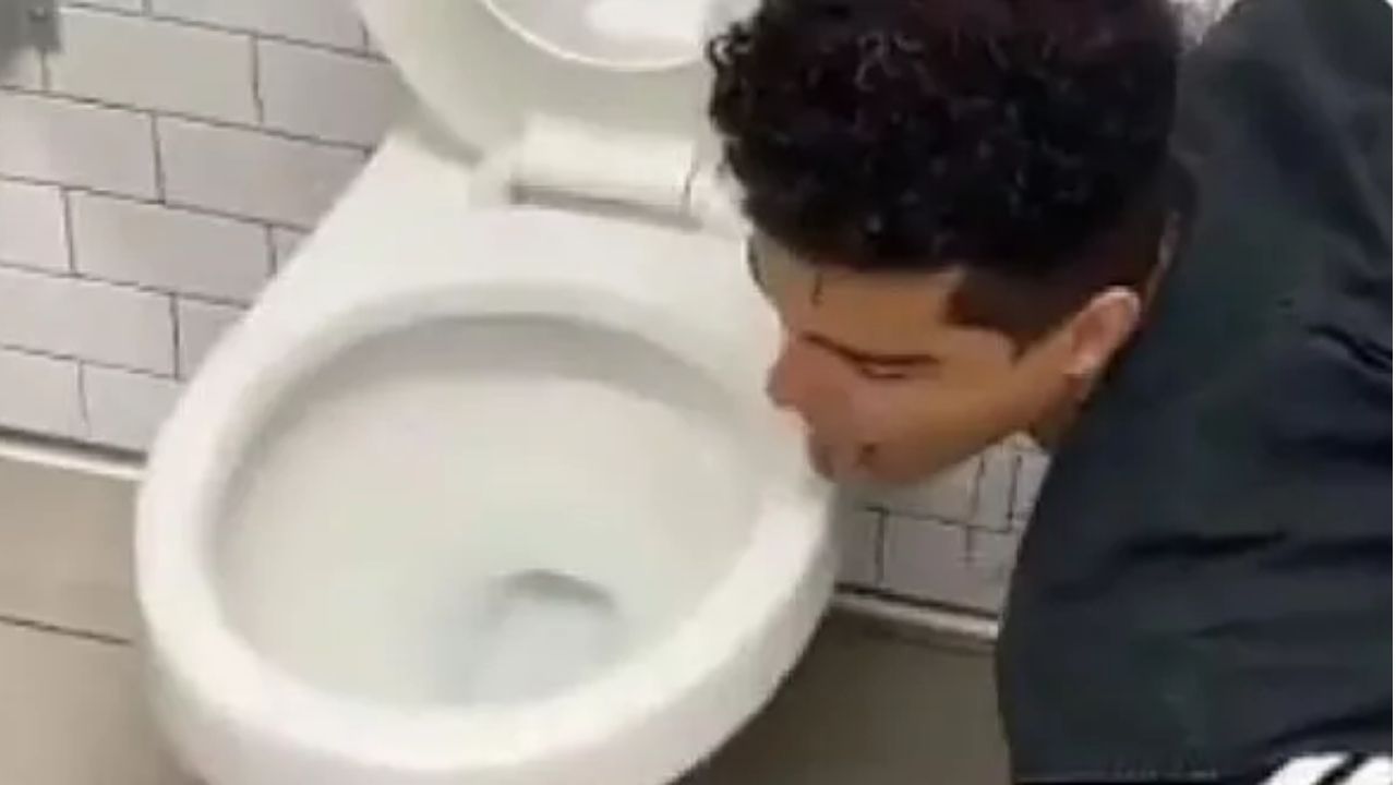 Influenciador norte-americano afirma ter coronavírus, após publicar vídeo lambendo vaso sanitário