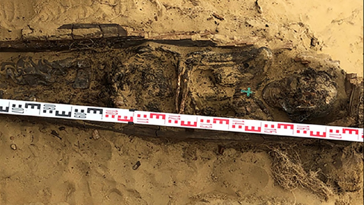 Arqueólogos encontram restos de mulher mumificada com cruz cristã