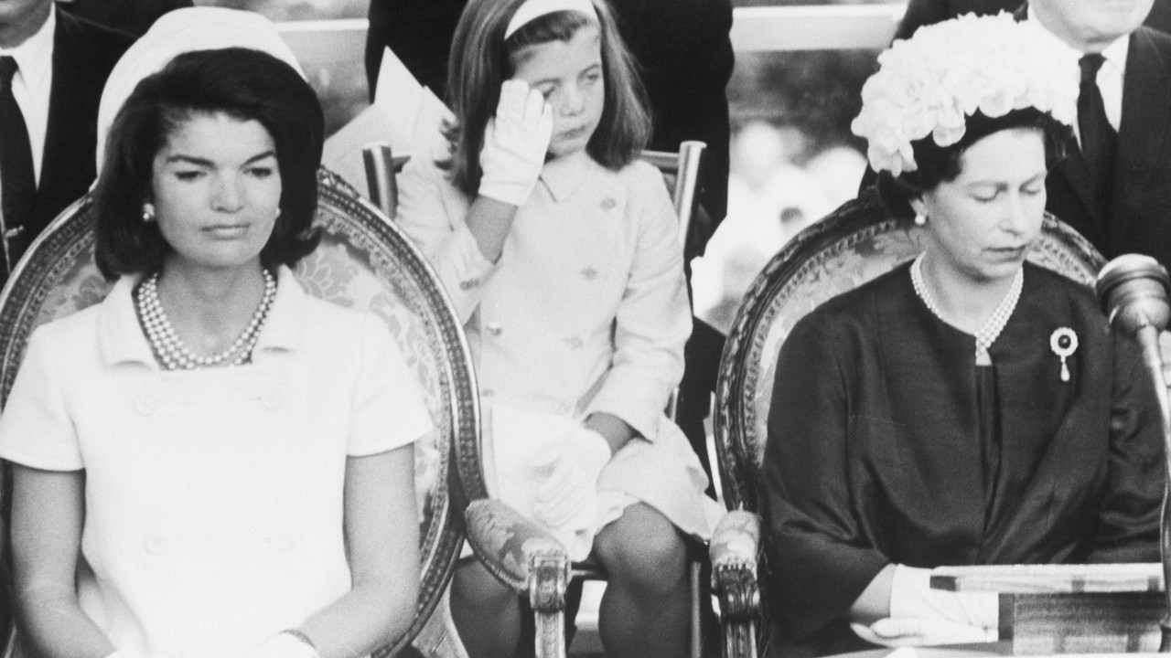 “A rainha se ressentiu comigo”: Os relatos de Jackie Kennedy após encontrar Elizabeth II