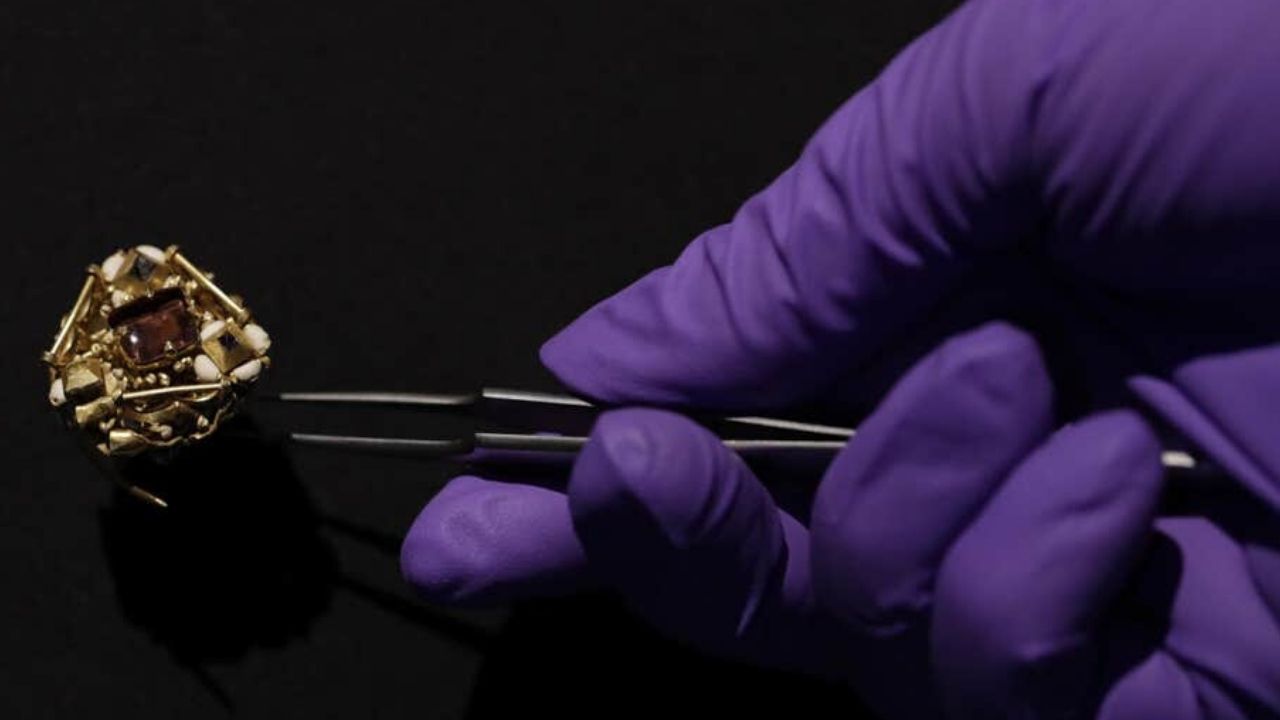 Sem revelar o inestimável valor, museu britânico compra broche de 600 anos da era medieval