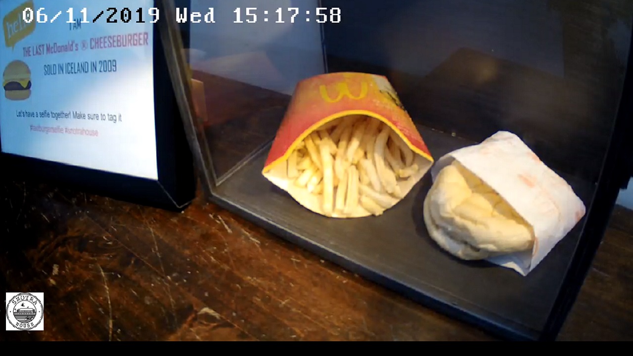 Último hambúrguer vendido no McDonald’s da Islândia permanece intacto após uma década