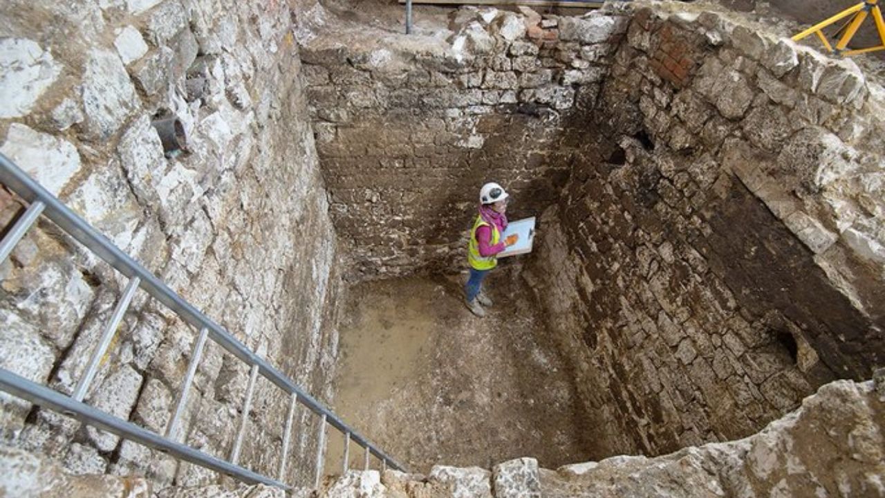 Arqueólogos encontram itens valiosos em latrina do século 15