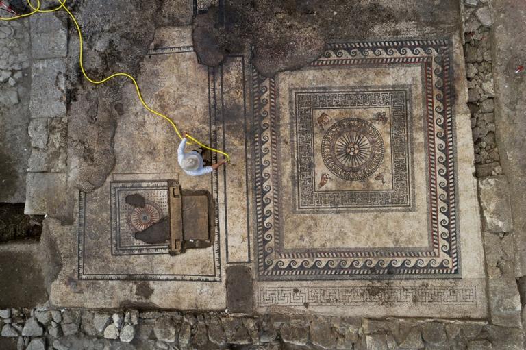 Incrível mosaico romano encontrado na França contém suásticas