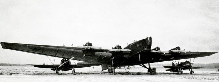 Zveno: O porta-aviões voador