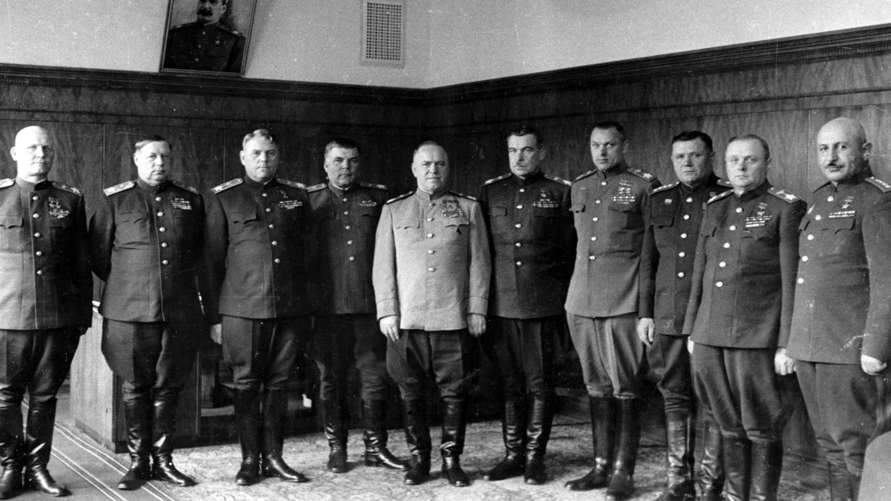 Botas do socialismo: Conheça 10 peças do nosso guarda-roupa que surgiram com as guerras