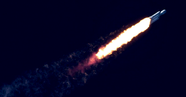 Falcon Heavy vs Saturn V: O mais poderoso foguete de hoje comparado ao da Apollo 11