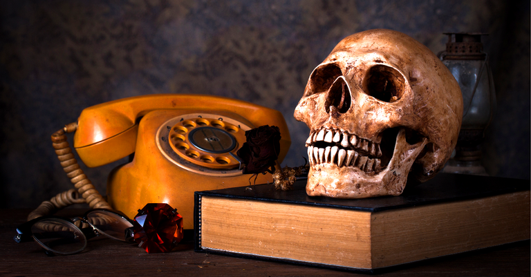 Como um agente funerário revolucionou a telefonia… por pura vingança