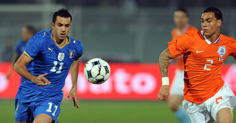 Por que a camiseta da seleção da Itália é azul, da Holanda, laranja e Austrália, verde e amarela?