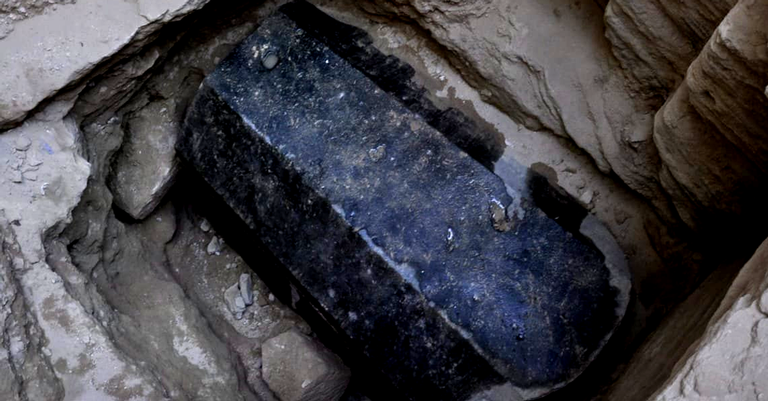Arqueólogos abrem sarcófago gigante no Egito