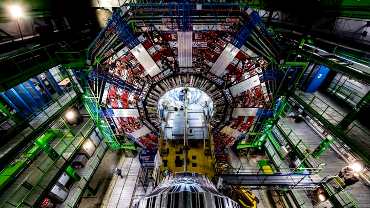 O que acontece quando se enfia a cabeça em um acelerador de partículas? Cientista russo descobriu na prática