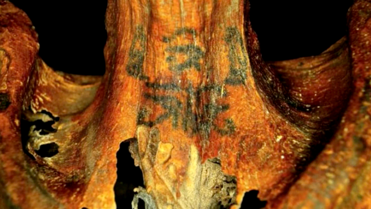 O mistério da múmia egípcia de 3 mil anos que foi descoberta com mais de 30 tatuagens