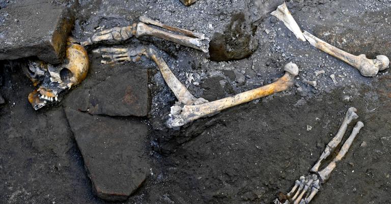 Em Pompeia, arqueólogos encontram cinco esqueletos