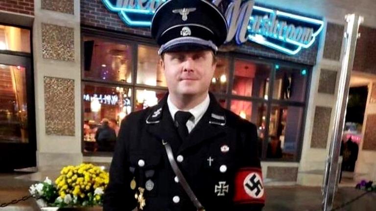 Pai veste filho de Hitler em Halloween nos EUA, causando escândalo