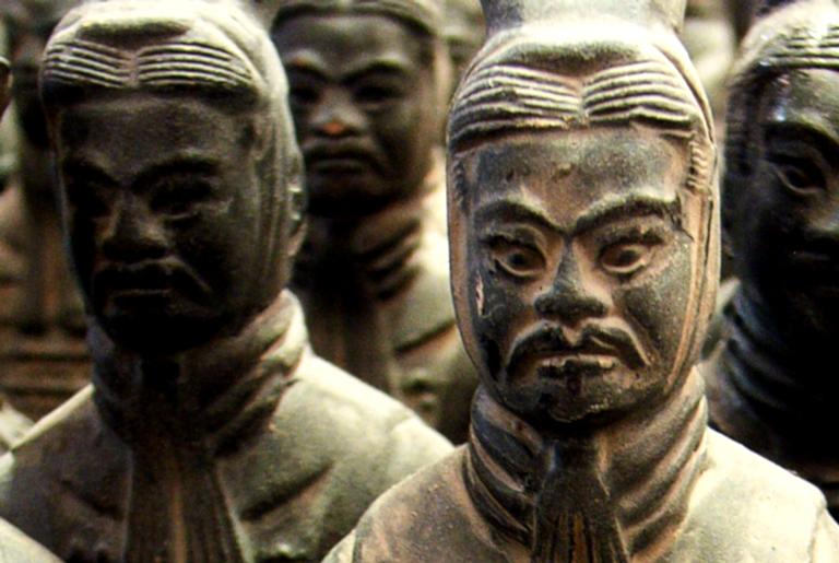 Na China, mini exército de terracota foi encontrado em tumba de príncipe menino