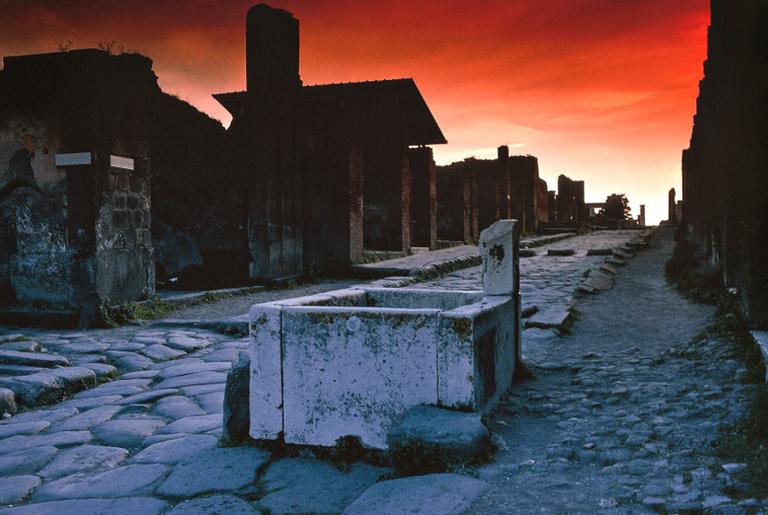 Arqueólogos descobrem afresco erótico num quarto de Pompeia