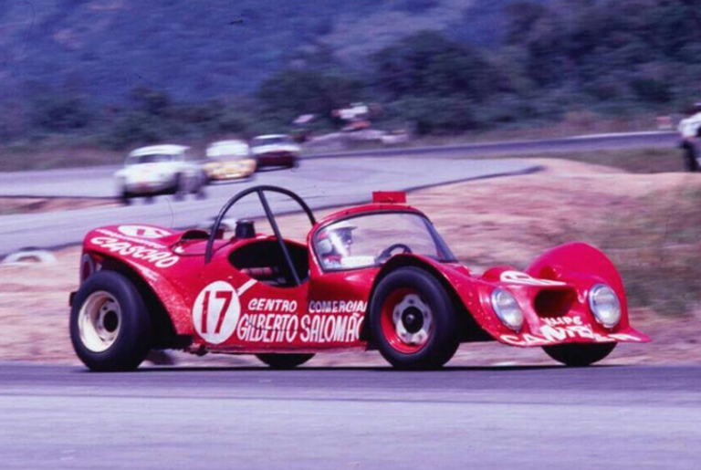“O Fantástico Patinho Feio” conta a história de quatro garotos que construíram seu próprio carro