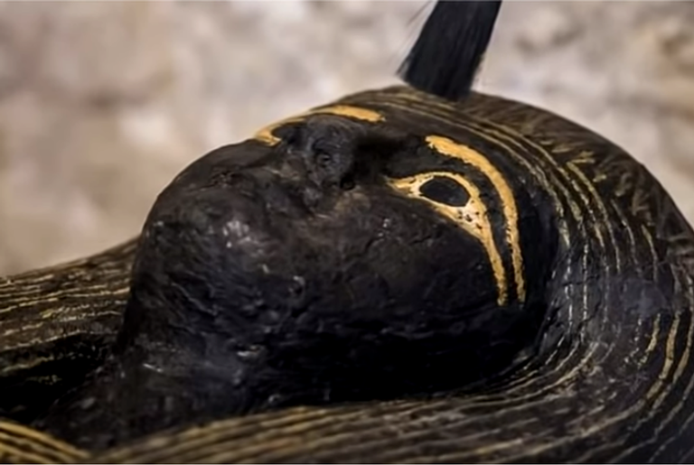 Sarcófago de 3.000 anos é aberto em conferência no Egito