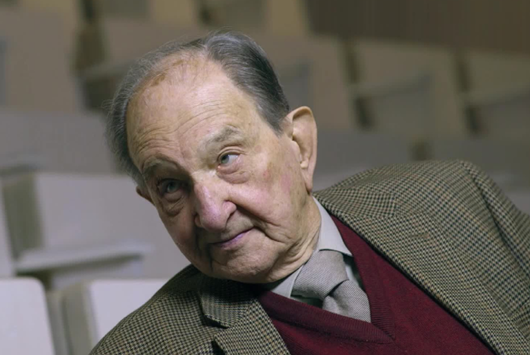 Aos 92 anos, espanhol condenado no regime Franco por pichação política refaz a pichação