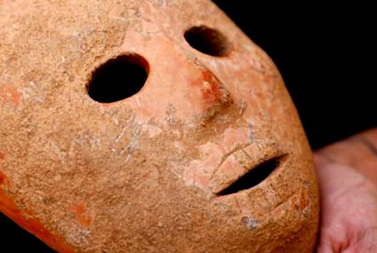 Máscara de pedra de 9.000 anos, uma das mais antigas do mundo, é encontrada na Cisjordânia