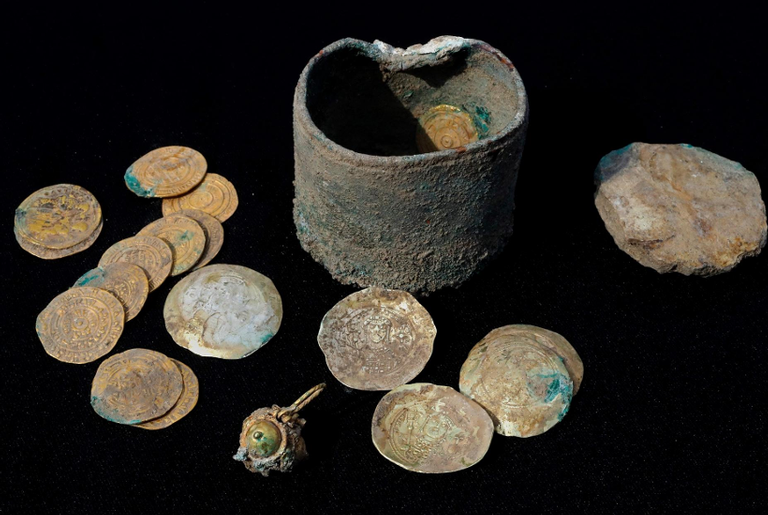Encontradas moedas de ouro de uma família atacada por cruzados