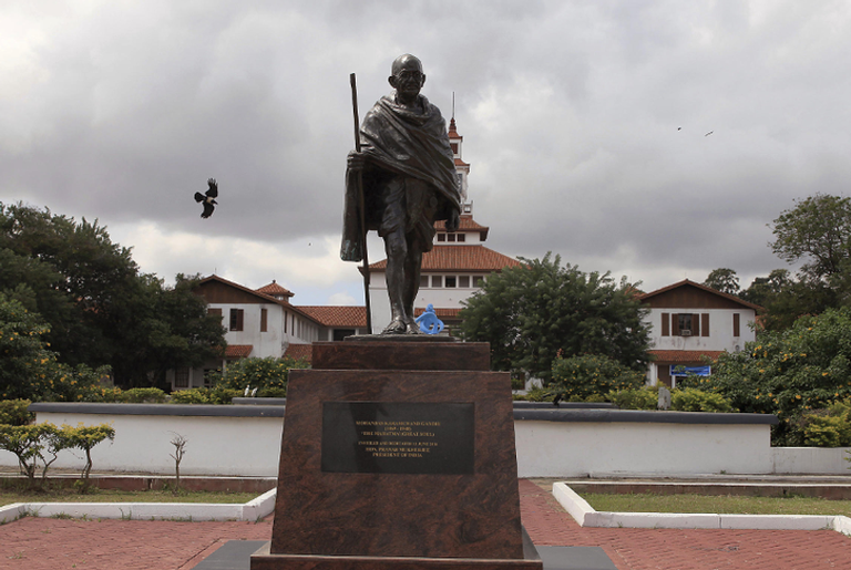 Gandhi era racista? Acusação leva Universidade de Gana a retirar estátua em sua homenagem