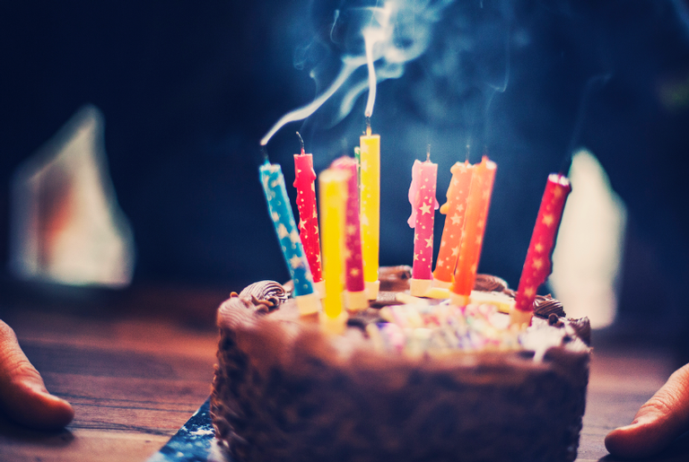De onde veio o bolo de aniversário?