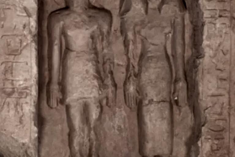 Maldição egípcia: Escultura de casal de 3 500 anos foi vandalizada para negar a eles a vida eterna