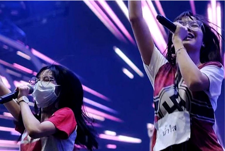 Vocalista de girl band tailandesa se desculpa por usar suástica em show