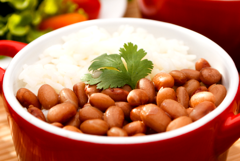 De onde surgiu a combinação de arroz com feijão?