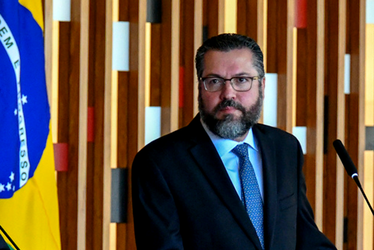 Entenda como o pai do atual Ministro das Relações Exteriores ajudou um nazista no Brasil