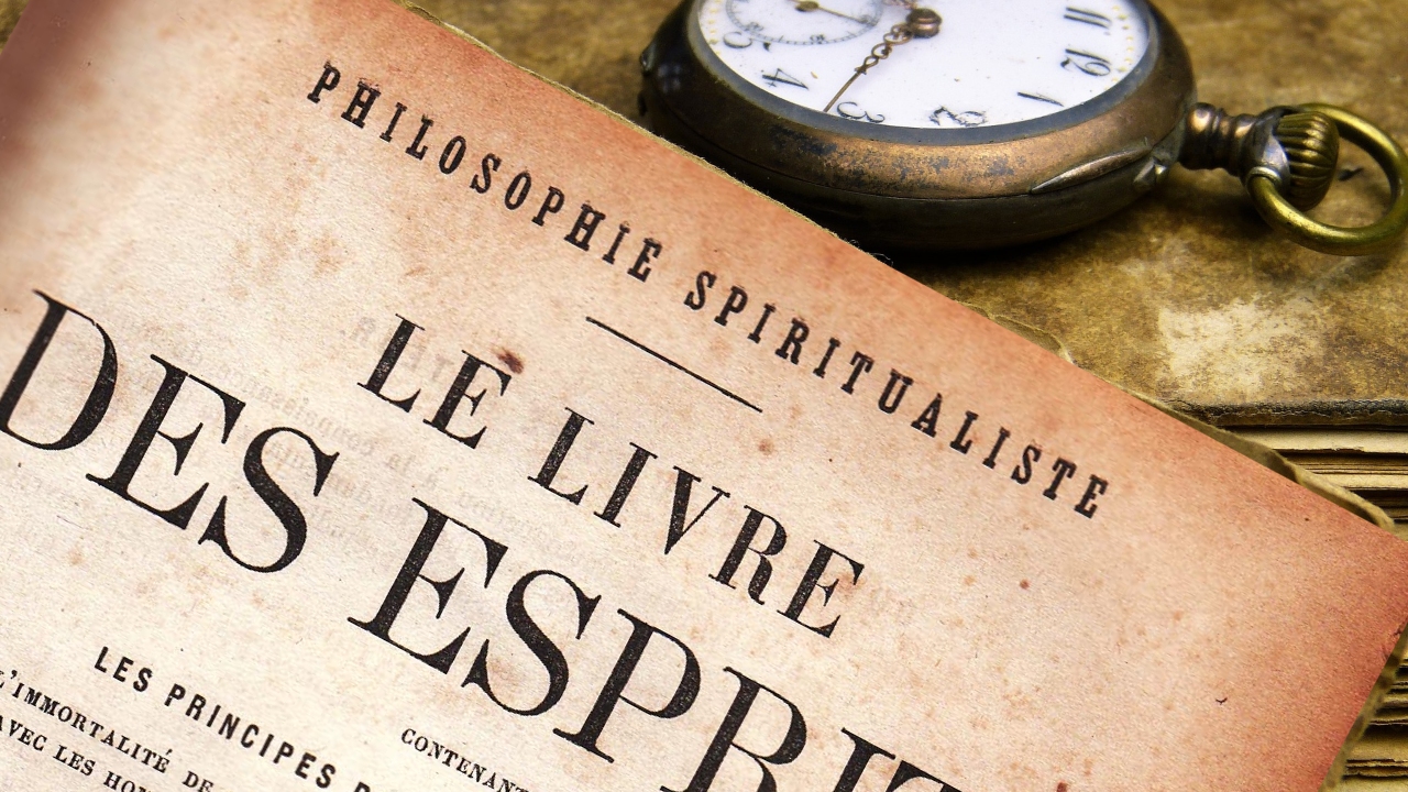 Mesas flutuantes em uma Paris mórbida: o universo por trás do Livro dos Espíritos
