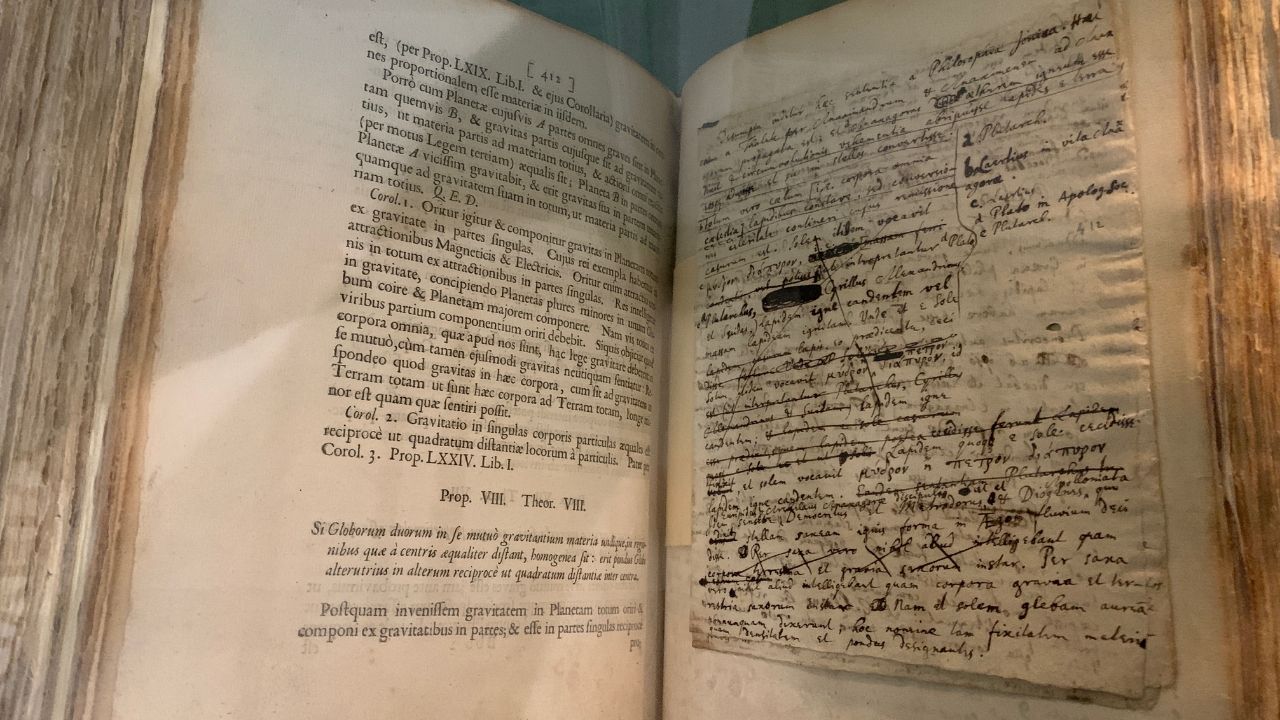 Livro raro de Isaac Newton, de 1686, é descoberto durante limpeza em bibioteca francesa